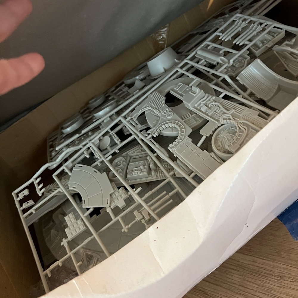 Star Wars Millennium Falcon Model Kit - Picture 2 of 2